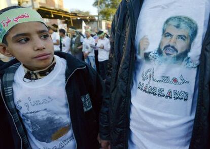 Un niño observa una camiseta con la imagen del líder de Hamás en el exilio, Jaled Mashel.