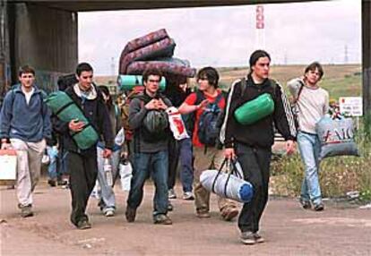 Los últimos asistentes al Festimad 2001 abandonaban ayer por la mañana el parque de El Soto de Móstoles.