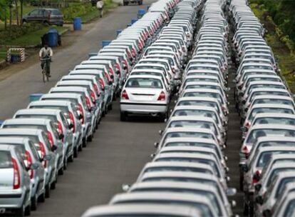 Miles de coches listos para su venta en la planta de Tata de Pune, al sur de Bombay (India).
