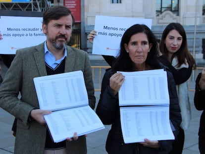 Men&eacute;ndez y Arzuaga muestran las firmas delante del Ayuntamiento