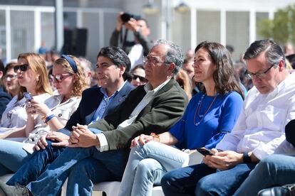 De izquierda a derecha, el consejero de Transportes e Infraestructuras, David Pérez; el vicepresidente, consejero de Educación y Universidades, Enrique Ossorio; la presidenta de la Asamblea de Madrid, Eugenia Carballedo; y el secretario general del PP de Madrid, Alfonso Serrano.