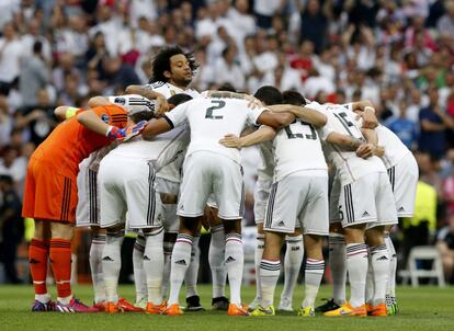 Els jugadors del Reial Madrid abans de començar el partit de tornada de la semifinal de la Lliga de Campions entre el Reial Madrid i el Juventus.