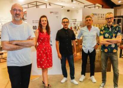 Los creadores de 'Nosotrxs somos': Rafa Lobo (coguionista), Bárbara Mateos (realizadora), César Vallejo, Diego Cano (productor) y Paco Tomás (guionista).