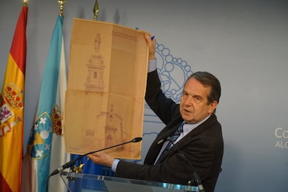 Abel Caballero, el pasado miércoles en el Ayuntamiento de Vigo, mostrando los planos de 1951 de la ermita de A Guía, firmados por Gómez Román.