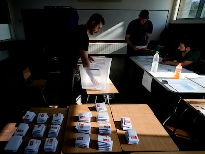 Un trabajador electoral apila boletas después del cierre de las urnas en Santiago, Chile, el domingo 17 de diciembre de 2023.