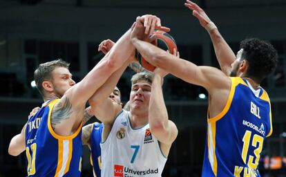 Doncic, rodeado de jugadores del Khimki.