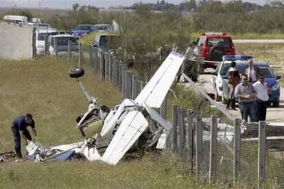 Estado en el que quedó la avioneta en la que viajaban los dos jóvenes que han muerto al colisionar con otra aeronave en el límite provincial entre Madrid y Toledo.