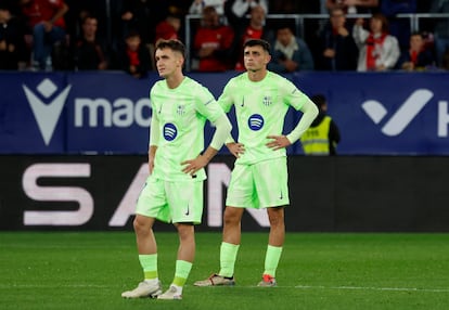 Pedri y Marc Casadó, durante el partido entre Osasuna y el Barcelona en El Sadar.