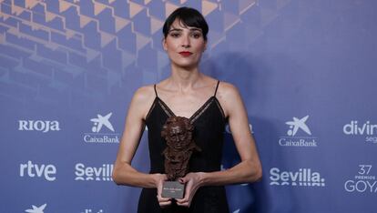 Isabel Peña posa con el Goya al mejor guion original por 'As Bestas'.