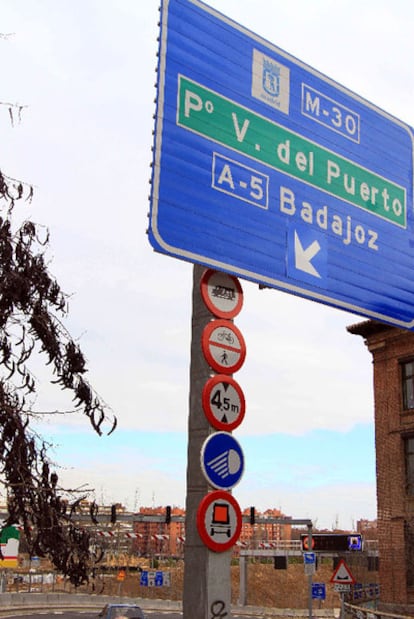 La fotografía está tomada desde la salida a la A-5 por Marqués de Vadillo. En un poste vertical hay instaladas cinco señales. No son contradictorias, pero es difícil poder leer todas al mismo tiempo. Desde el Ayuntamiento reconocen que la normativa permite incluir hasta seis señales por poste, pero que lo recomendable son dos.