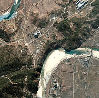 Vista aérea de la central nuclear de Yongbyon, en una fotografía tomada desde un satélite de EE UU.
