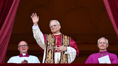 The newly chosen Pope Leo XIX, Cardinal Robert Francisc Premost, greets the Plaza de San Pedro del Vaticano. 