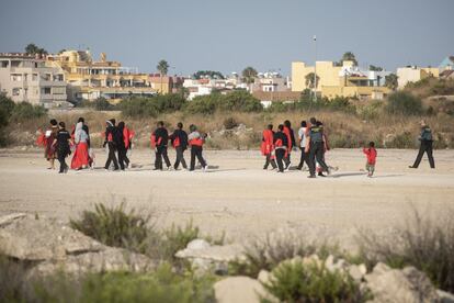 Un grupo de migrantes rescatados por Salvamento Marítimo en el Estrecho desembarcan este jueves en el puerto de San Roque en el momento en que atraca la 'Avallone' para que los 68 migrantes bajen a tierra.