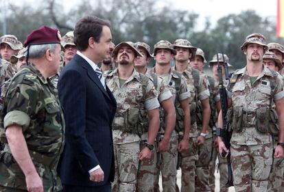 El presidente del Gobierno, José Luis Rodríguez Zapatero, durante el acto de disolución de la Brigada Plus Ultra II, tras su regreso de Irak, en la base militar de Botoa (badajoz). Fue el primer acto castrense del nuevo presidente.