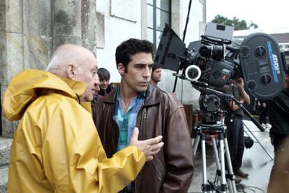 El director José Luis Cuerda (izquierda) y el actor Miguel Ángel Silvestre en el rodaje en Galicia de 'Todo es silencio'.