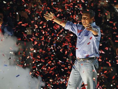 El presidente electo de Perú, Ollanta Humala, se dirige a la población en la plaza Dos de Mayo de Lima tras conocerse el resultado de las votaciones.