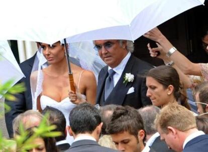 Elisabetta Gregoraci y Flavio Briatore salen de la iglesia romana del Santo Espíritu de Sassia.