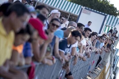 Como cada año, la calle Betis es un cúmulo de curiosos atraídos por lo atractivo del evento.