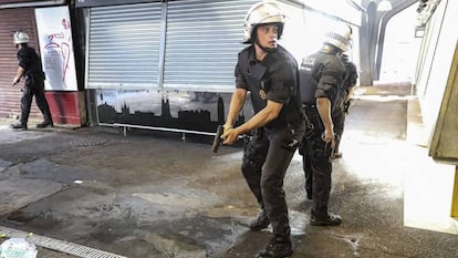 Policiais perseguem no mercado da Boqueria os autores do atentado de 17 de agosto de 2017