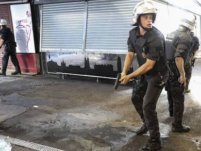 Policiais perseguem no mercado da Boqueria os autores do atentado de 17 de agosto de 2017