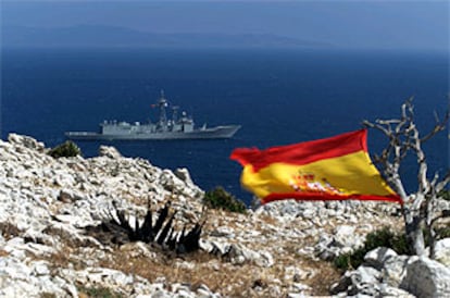 Una fragata de la Armada patrullaba ayer junto a la isla Perejil, sobre la que ondea una bandera española.