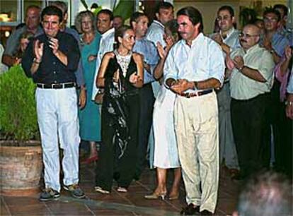 El ministro de Medio Ambiente, Jaume Matas, y su esposa junto a Ana Botella y Aznar el sábado en un hotel de Menorca.