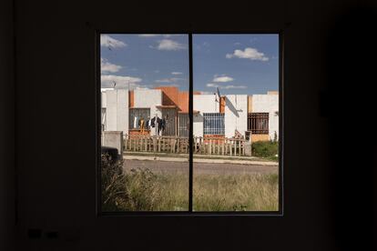 Vista desde el interior de una casa abandonada.