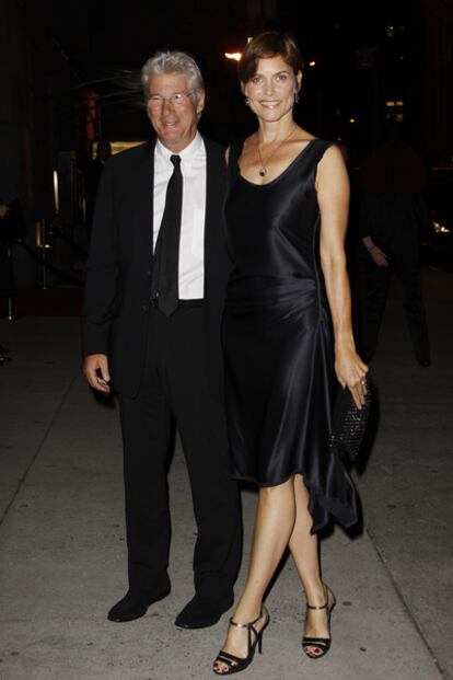 Richard Gere posa junto a su mujer, Carey Lowell, en Nueva York, el 28 de octubre de 2010