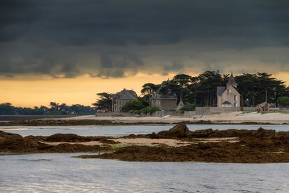 Nubes sobre algunas casas en la costa del Loira Atlántico, en Francia, en una puesta de sol de verano en julio.