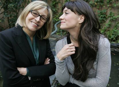 Cristina Rota (a la izquierda), ayer, en Bilbao, junto a su hija María Botto.