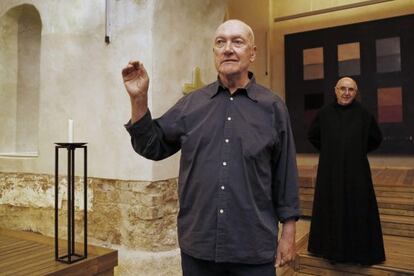 Sean Scully junto con el padre Josep Laplana, director del Museo de Montserrat.