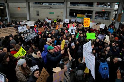 “No es un veto a los musulmanes”, afirmó este sábado el mandatario republicano. “[Aunque] ya lo ven en los aeropuertos, en todas partes. Está funcionando muy bien”. Trump sigue negando que su decreto señale exclusivamente a los musulmanes

