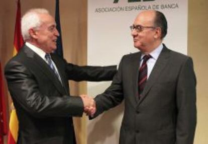 El ex presidente de la AEB, Miguel Martín (izquierda) y su suesor, José maría Roldán, el pasado 22 de abril.