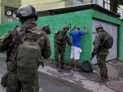 Soldados cachean a un vecino de una favela, en Río de Janeiro.