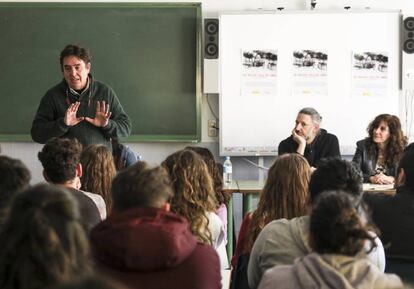 El poeta Luis García Montero se dirige ayer a los alumnos en un instituto vallecano.