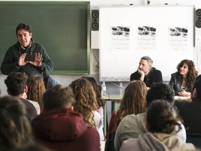 El poeta Luis García Montero se dirige ayer a los alumnos en un instituto vallecano.