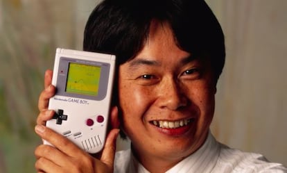 Shigeru Miyamoto, creador de Mario, con una Game Boy, en 1992.