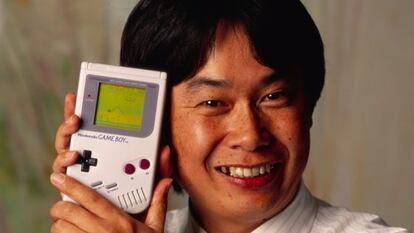 Shigeru Miyamoto, creador de Mario, con una Game Boy, en 1992.