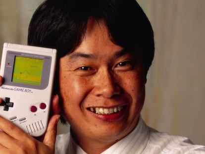 Shigeru Miyamoto, creador de Mario, con una Game Boy, en 1992.