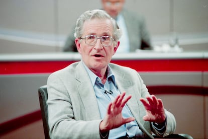 El intelectual y escritor estadounidense Noam Chomsky, entrevistado en 1996. Chomsky, de 96 años, estuvo hospitalizado en 2024 en São Paulo (Brasil), país natal de su esposa, Valeria Wasserman, tras sufrir un accidente cerebrovascular masivo en EEUU.