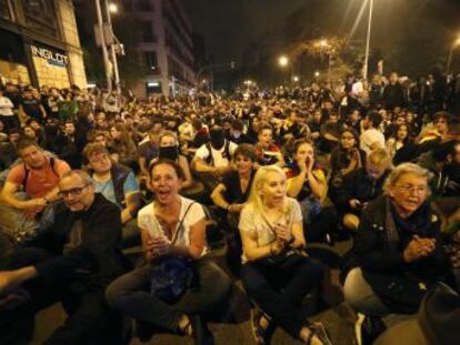 Grupos de voluntarios median entre manifestantes y policías para evitar choques como los de los anteriores días