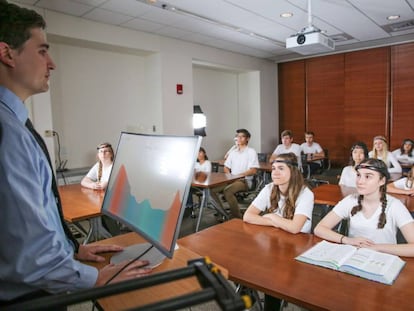 Un grupo de alumnos prueba un sistema para controlar la concentración en clase.