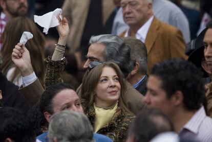 La actriz Edith González saca un pañuelo blanco en los toros, en 2010.