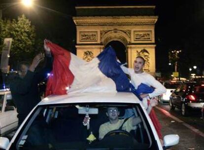 La afición francesa celebra en los Campos Elíseos de París la victoria sobre Nueva Zelanda.