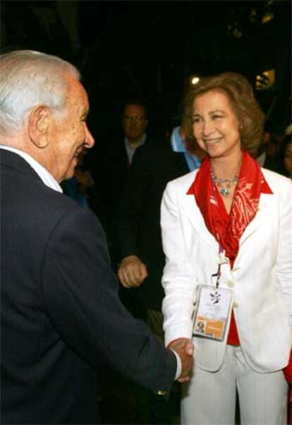 La Reina recibe el saludo de Samaranch ayer en Singapur.