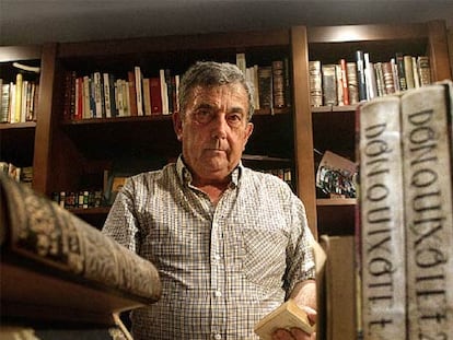 Claudio Pérez rodeado de <i>Quijotes</i> en su casa de Tarragona.