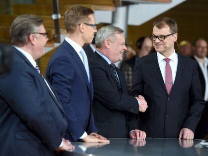 D'esquerra a dreta, el líder socialdemòcrata, Antti Rinne; el d'Autèntics Finlandesos, Timo Soini; el dels conservadors, Alexander Stubb, i el de el Partit del Centre, Juha Sipilä, en una roda de premsa aquesta nit a Hèlsinki.