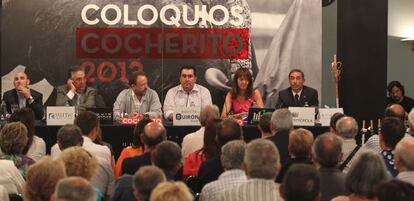 Desde la izquierda, el aficionado Luis Antonio Fuente, Fraile, el crítico taurino Vicente Zabala de la Serna; Crespo, Mendia y el también aficionado José María Sánchez, protagonistas ayer en el coloquio del Club Cocherito.