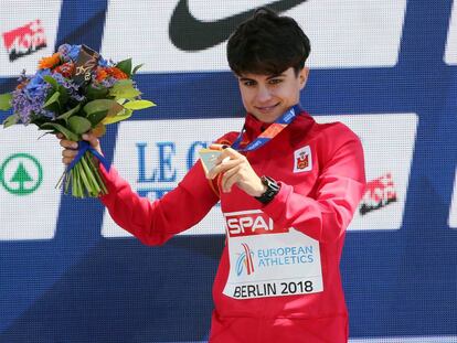 María Pérez, en el podio, con su medalla de oro.