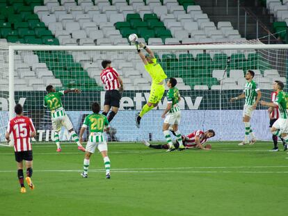 Claudio Bravo intenta atajar un balón